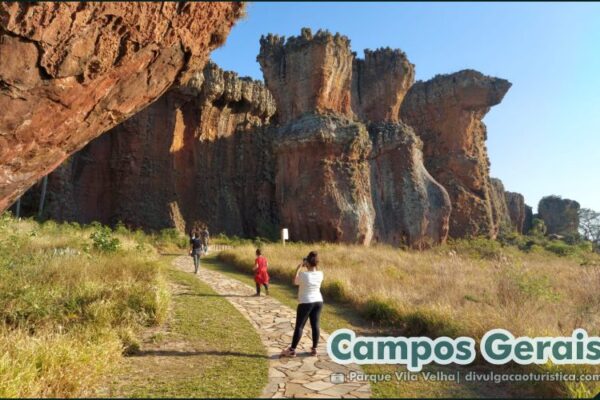 Terceira edição do Guia Turístico dos Campos Gerais vai reunir jornalistas especialistas em turismo Parque Vila Velha - Guia Turístico dos Campos Gerais - Sortimento Divulgação Turística