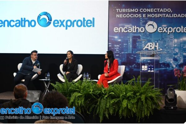 Painel com Osny Maciel, Lívia Pulchério e Lorena Oliva no Encatho & Exprotel - sortimentos.com.br