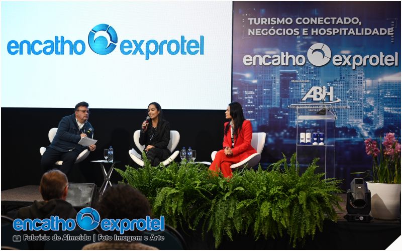 Painel com Osny Maciel, Lívia Pulchério e Lorena Oliva no Encatho & Exprotel - sortimentos.com.br