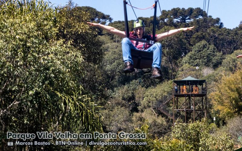 Fabio Juchen na Tirolesa do Parque Vila Velha em Ponta Grossa
