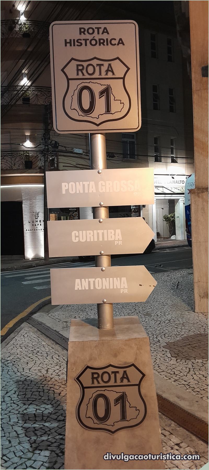 Monumento Rota 01 Mototurismo, inaugurado em 2023, para celebrar 100 anos do passeio
