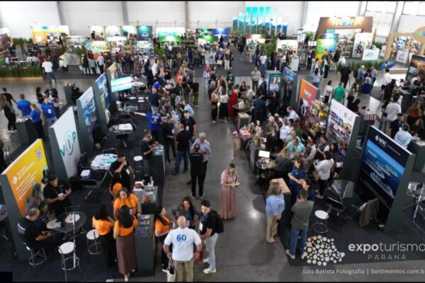 Giro na Expo Turismo Paraná 2026 : economia, samba, vinho, reencontros e networking