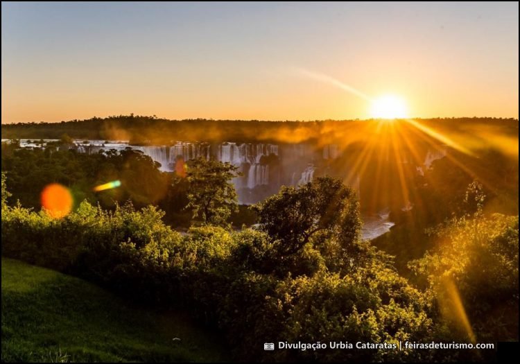 O Pôr do Sol nas Cataratas é uma experiência exclusiva no Parque Nacional do Iguaçu, desenvolvido pela Urbia Cataratas